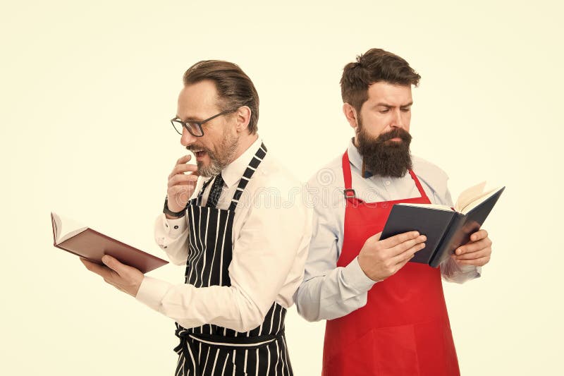 Recherche d'une meilleure recette r Recettes de livre i Chefs barbus d'hommes avec des livres ou photos libres de droits Recherche d'une meilleure recette r Recettes de livre i Chefs barbus d'hommes avec des livres ou photos libres de droits