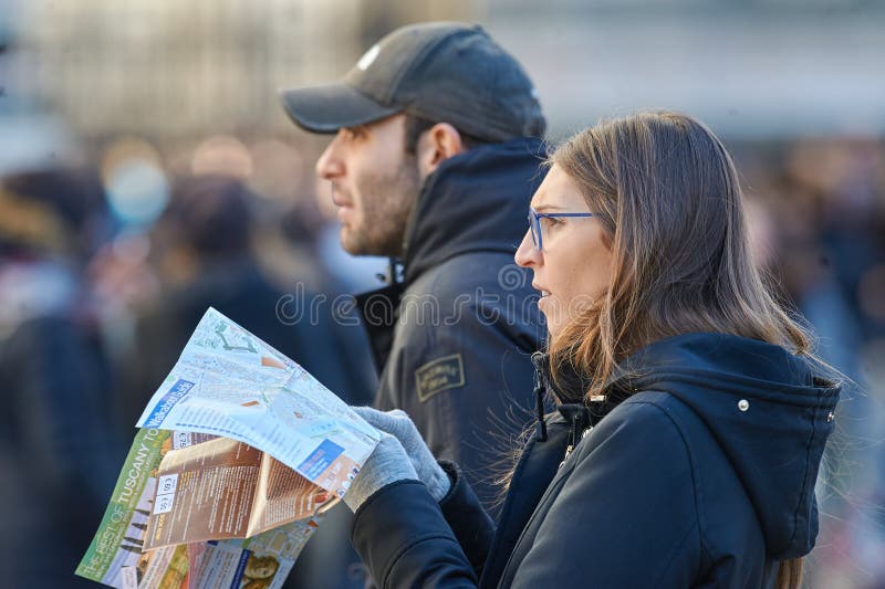 Recherche des jeunes objectifs touristiques sur la carte photographie stock Recherche des jeunes objectifs touristiques sur la carte photographie stock