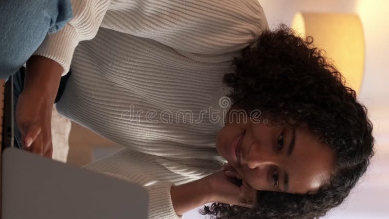 Recherche internet verticale travail à distance femme en ligne banque de vidéos