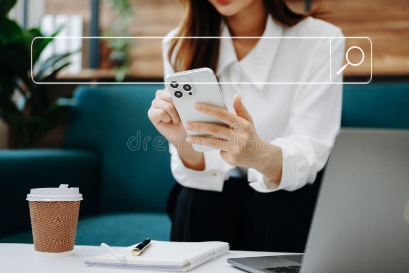 Recherche navigation internet data information réseau concept avec recherche vierge barman travail avec téléphone mobile et ordinateur portable vr icône dans bureau