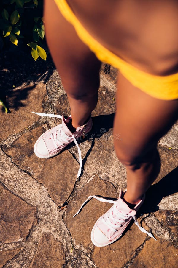 Recht athletisches Mädchen in einem gelber Bikini sexy Knit auf dem footpat lizenzfreie stockfotografie Recht athletisches Mädchen in einem gelber Bikini sexy Knit auf dem footpat lizenzfreie stockfotografie