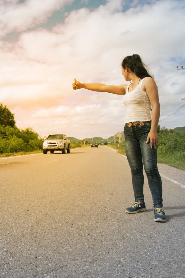 Recht junge Asiatin mit der Hand das Führen des Autos abrufend stockbild Recht junge Asiatin mit der Hand das Führen des Autos abrufend stockbild