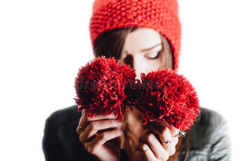 Recht junge Frau, die einen handgestrickten roten Hut auf weißem Hintergrund trägt Getrennt Schönes Mädchen herein mit Ohrenschüt lizenzfreie stockfotos Recht junge Frau, die einen handgestrickten roten Hut auf weißem Hintergrund trägt Getrennt Schönes Mädchen herein mit Ohrenschüt lizenzfreie stockfotos