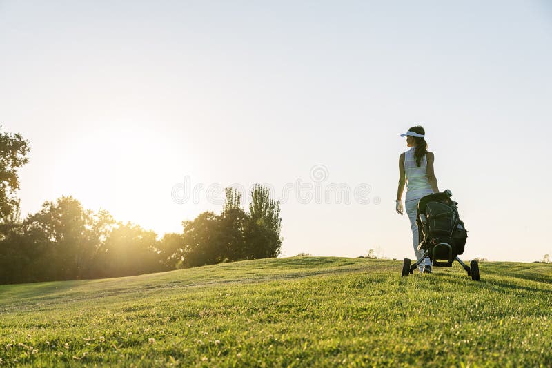 Recht junge Frau, die Golf spielt lizenzfreies stockfoto Recht junge Frau, die Golf spielt lizenzfreies stockfoto