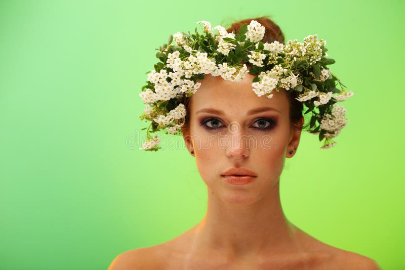 Recht junge Frau mit Wreath auf Kopf stockbild Recht junge Frau mit Wreath auf Kopf stockbild