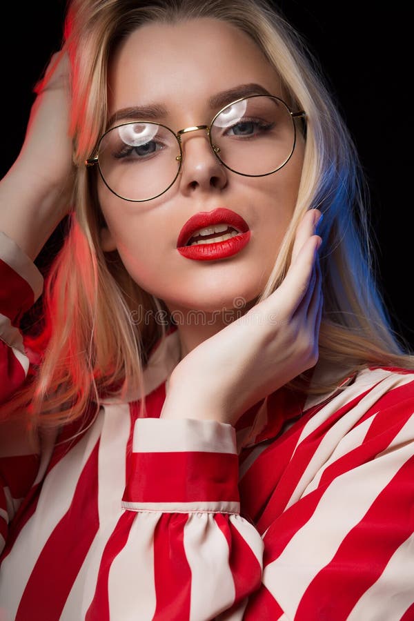 Recht junges Modell in den Gläsern, welche die gestreifte Bluse, Esprit aufwerfend tragen stockfotografie Recht junges Modell in den Gläsern, welche die gestreifte Bluse, Esprit aufwerfend tragen stockfotografie