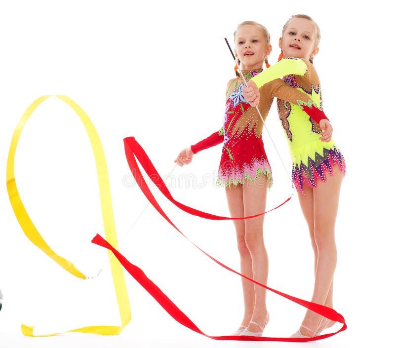 Recht kleines Mädchen zwei, das Gymnastik tut lizenzfreies stockfoto