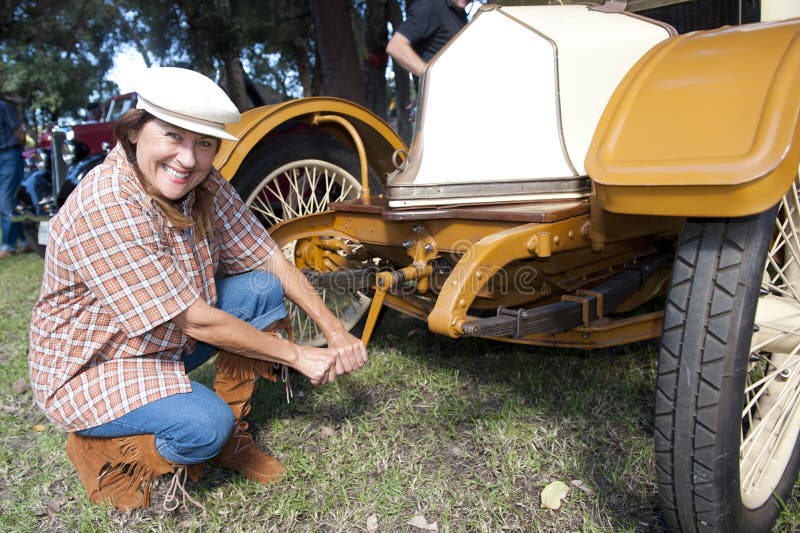 Recht mittlere gealterte Frau und Weinleseauto lizenzfreie stockfotografie Recht mittlere gealterte Frau und Weinleseauto lizenzfreie stockfotografie