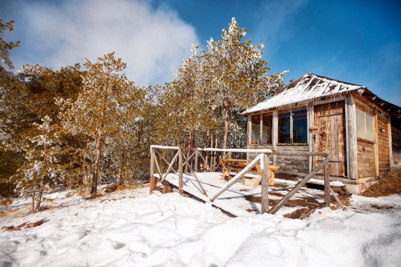 Recht schneebedeckte hölzerne Kabine im Winter lizenzfreie stockfotografie Recht schneebedeckte hölzerne Kabine im Winter lizenzfreie stockfotografie
