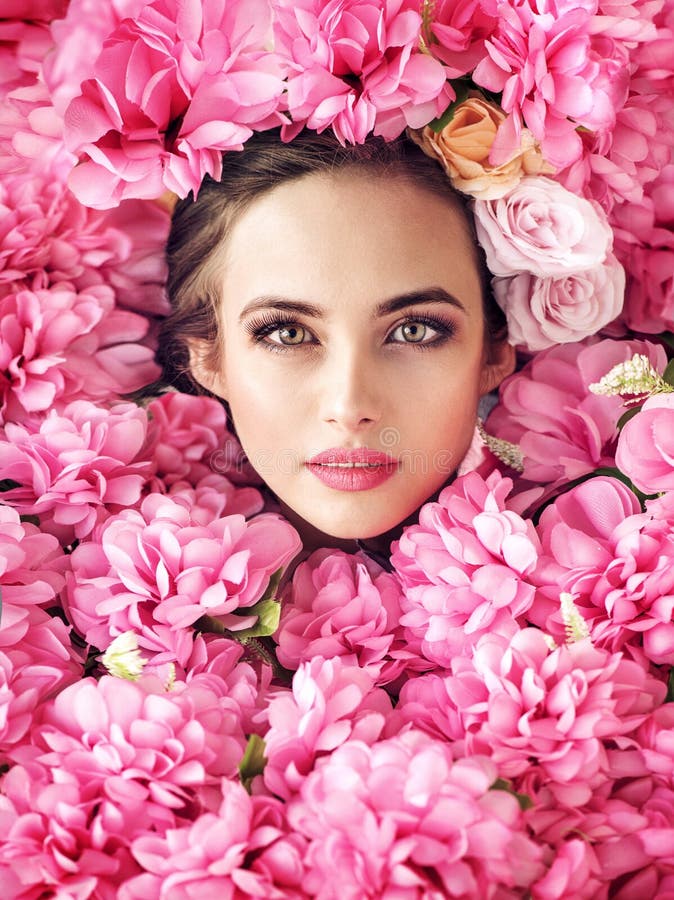 Recht Weibliches Gesicht Unter Rosa Blumen Stockbild - Bild von