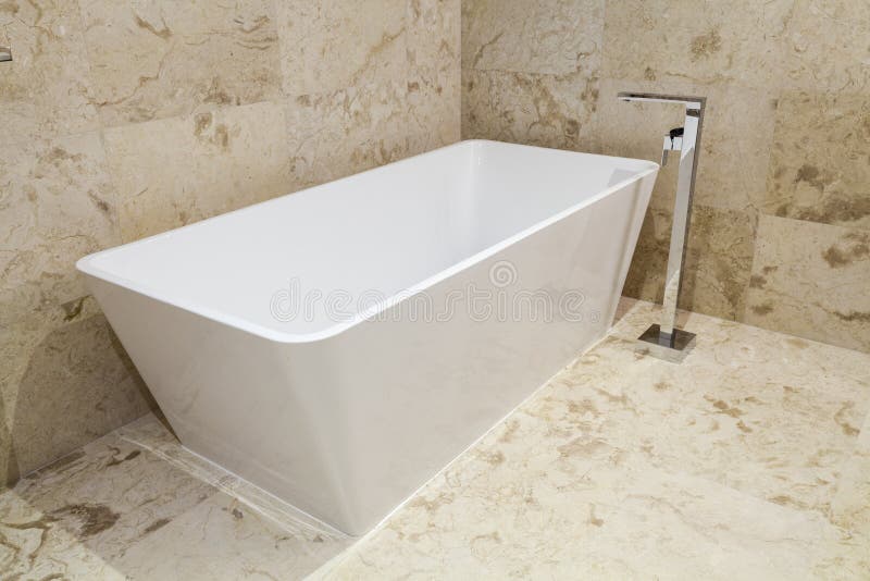 Glattes Badezimmer Mit Freistehender Badewanne Und Weg In Der Dusche