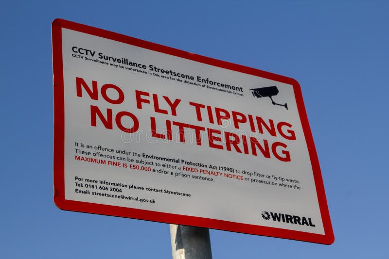 Rechteckige Zeichenwarnung von CCTV und die Gefahr von Fliege neigendem und Abfallwirral Merseyside im Juli 2013 lizenzfreie stockfotografie Rechteckige Zeichenwarnung von CCTV und die Gefahr von Fliege neigendem und Abfallwirral Merseyside im Juli 2013 lizenzfreie stockfotografie