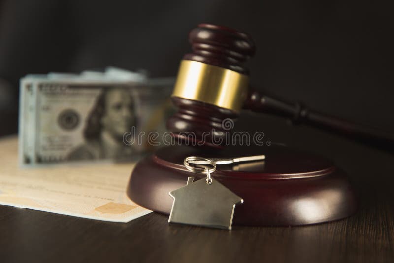 Rechter Auctioneer Hammer, Deursleutel op Houten Lijst Concept voor Hof, Faillissement, Belastingen, Hypotheek, Veilingen, Verhin royalty-vrije stock foto Rechter Auctioneer Hammer, Deursleutel op Houten Lijst Concept voor Hof, Faillissement, Belastingen, Hypotheek, Veilingen, Verhin royalty-vrije stock foto