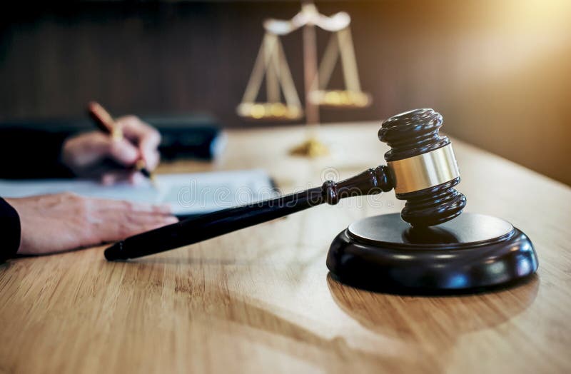 Rechtershamer met Rechtvaardigheidsadvocaten, Onderneemster in kostuum of lawye royalty-vrije stock foto Rechtershamer met Rechtvaardigheidsadvocaten, Onderneemster in kostuum of lawye royalty-vrije stock foto