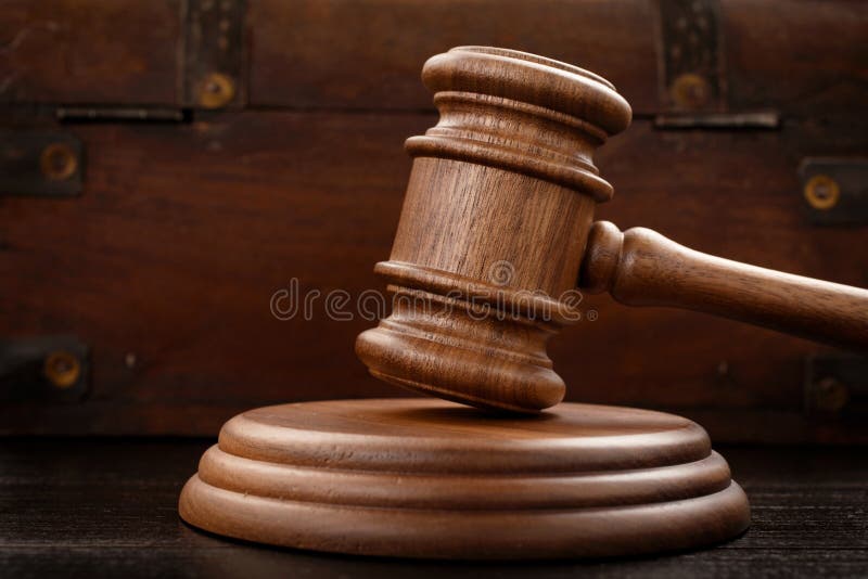 Rechtershamer op bruine houten achtergrond stock foto Rechtershamer op bruine houten achtergrond stock foto