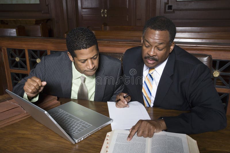 Rechtsanwalt-With Businessman In-Gericht