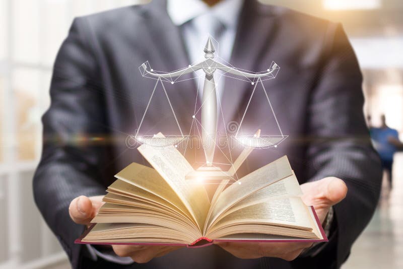 Rechtsanwalt zeigt das Buch und die Skalen von Gerechtigkeit