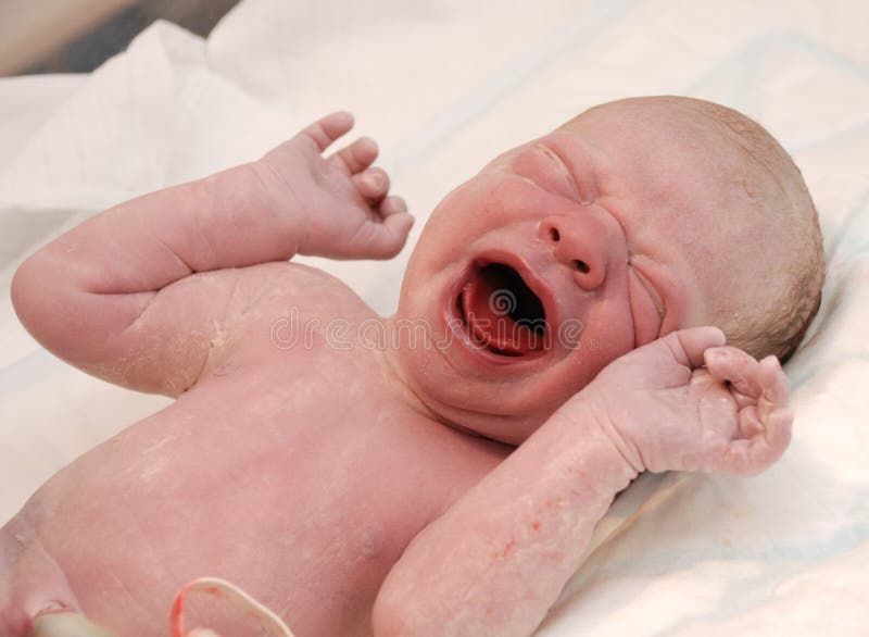 Segundos Y Minutos Recién Nacidos Del Niño Del Bebé Después Del Nacimiento  Envuelto En Toalla Foto de archivo - Imagen de bebé, nacimiento: 92646570