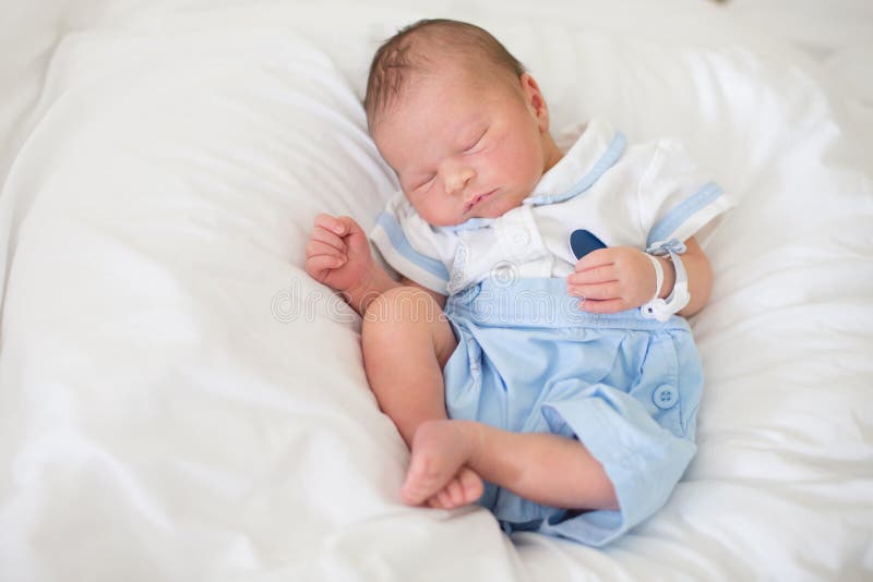 Cuadrante servidor Calle principal Recién Nacido En Cuna En El Hospital Prenatal Foto de archivo - Imagen de  infante, salud: 222039560