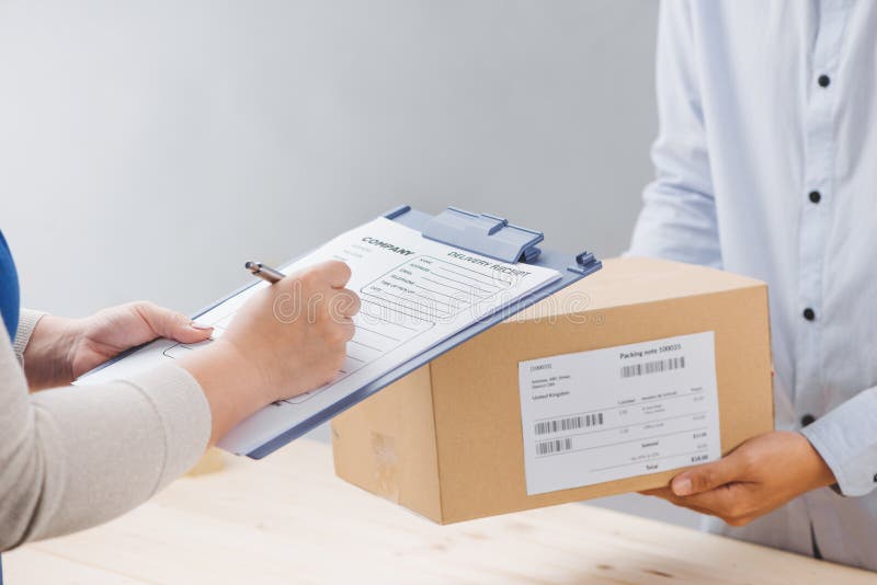 Recibo de firma de la mujer del paquete de la entrega, cierre para arriba foto de archivo Recibo de firma de la mujer del paquete de la entrega, cierre para arriba foto de archivo