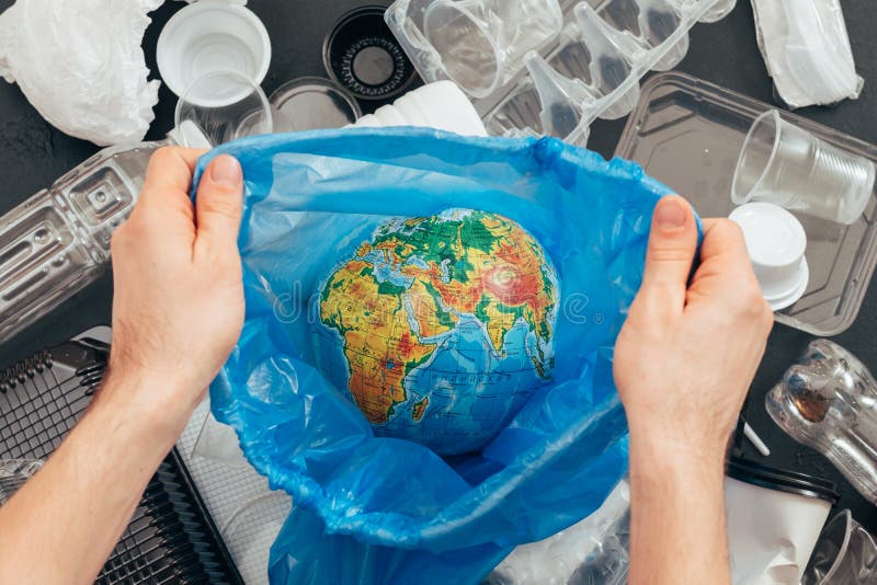 Reciclaje de residuos de ahorro del pl?stico de la ecolog?a del planeta imágenes de archivo libres de regalías Reciclaje de residuos de ahorro del pl?stico de la ecolog?a del planeta imágenes de archivo libres de regalías