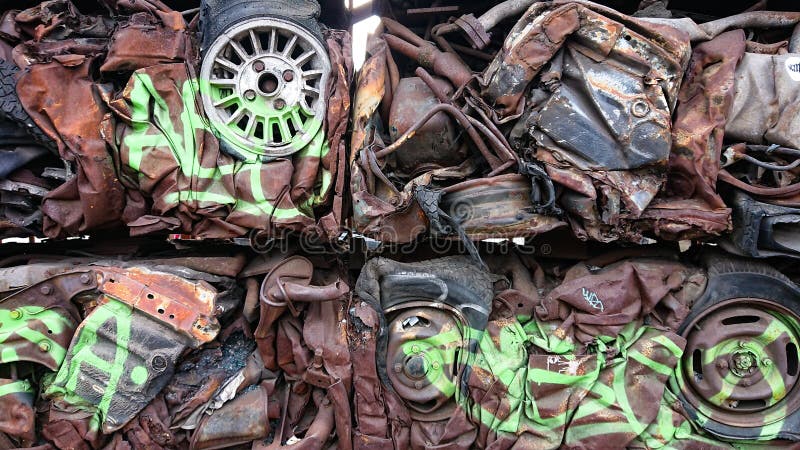Reciclando las materias primas - coches fotografía de archivo Reciclando las materias primas - coches fotografía de archivo