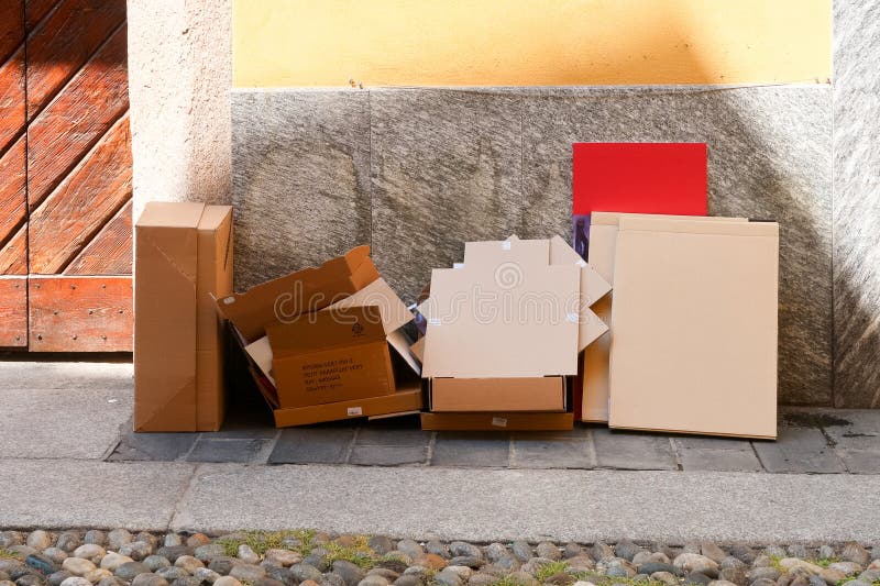 Reciclarea hârtiei cartonate reciclată în coșul de hârtie sortat detalii de închidere ecologie royalty free stock photos