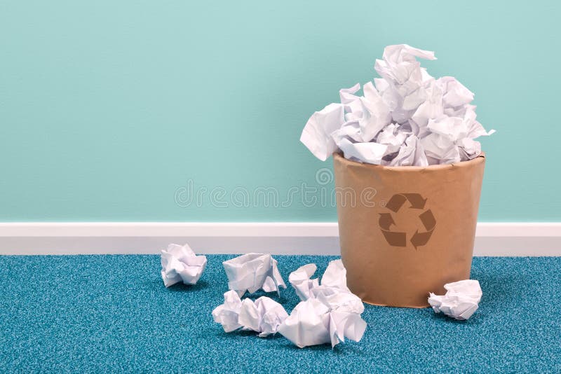 Recicle la cesta de papel usado en suelo de la oficina