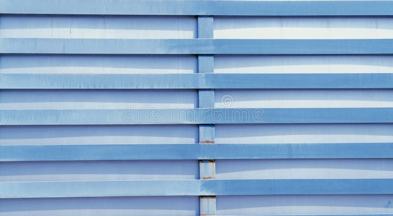 Recinto del metallo di colore blu con ruggine fotografie stock Recinto del metallo di colore blu con ruggine fotografie stock