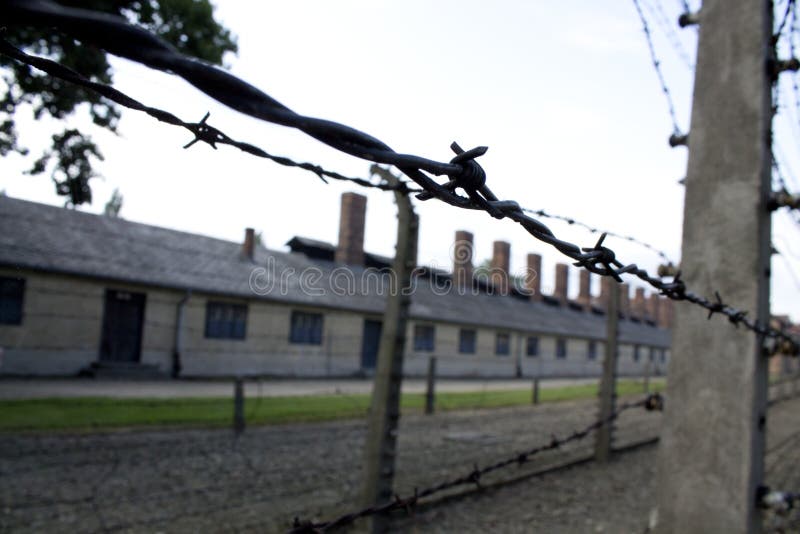 Recinto di filo metallico al campo di concentramento di Auschwitz fotografie stock libere da diritti Recinto di filo metallico al campo di concentramento di Auschwitz fotografie stock libere da diritti