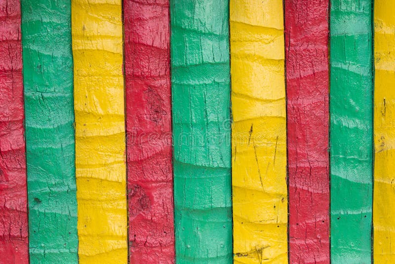 Recinto di legno dipinto in giallo, verde, rosso fotografia stock Recinto di legno dipinto in giallo, verde, rosso fotografia stock