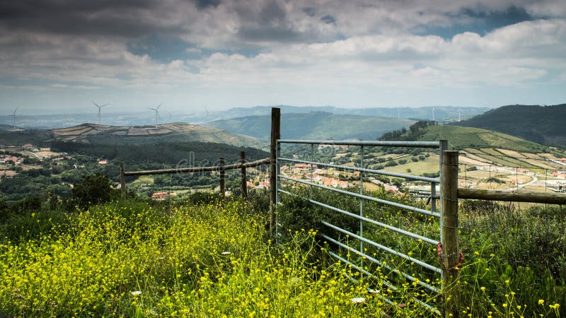 Recinto su un paesaggio collinoso immagine stock Recinto su un paesaggio collinoso immagine stock