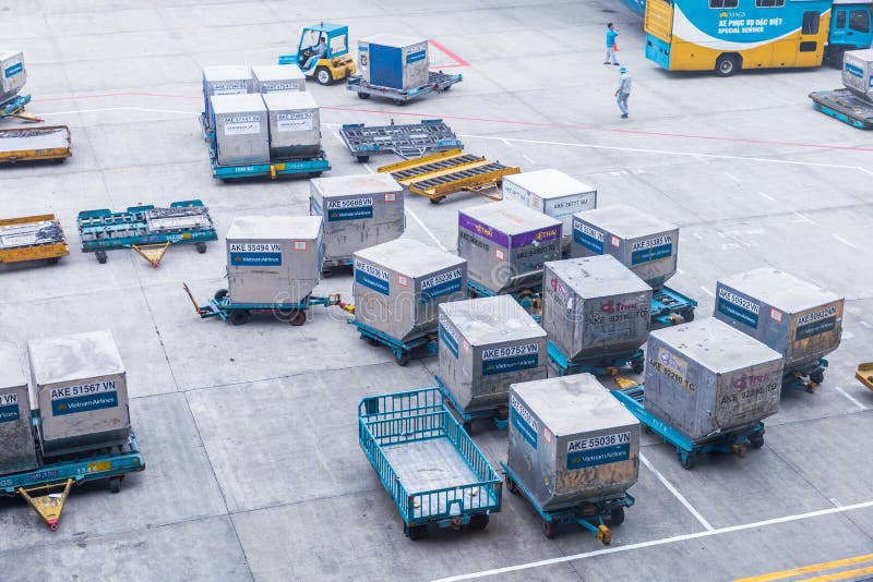 Recipiente de carga aérea pronto para ser entregado no aeroporto internacional de Noi Bai em Hanoi, Vietname imagem de stock Recipiente de carga aérea pronto para ser entregado no aeroporto internacional de Noi Bai em Hanoi, Vietname imagem de stock