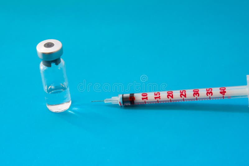 Recipiente transparente do tubo de ensaio com medicina líquida perto da seringa pequena da insulina com capacidade 1 centímetro c