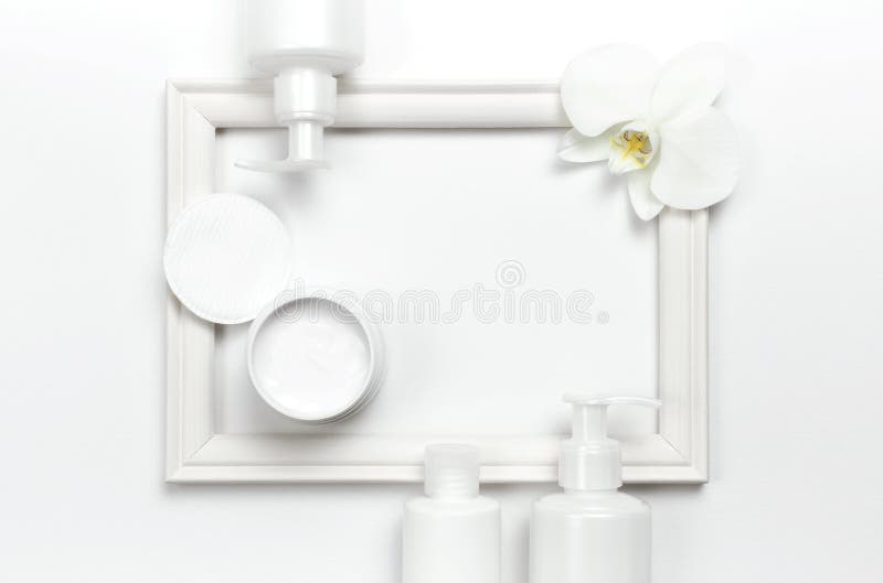 Recipientes da garrafa, mão ou creme de corpo cosmético branco, flor da orquídea, quadro da foto na configuração lisa clara da op foto de stock royalty free Recipientes da garrafa, mão ou creme de corpo cosmético branco, flor da orquídea, quadro da foto na configuração lisa clara da op foto de stock royalty free