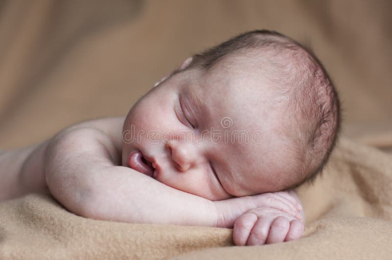 Bebé Adorable Recién Nacido Con Los Ojos Azules Imagen de archivo