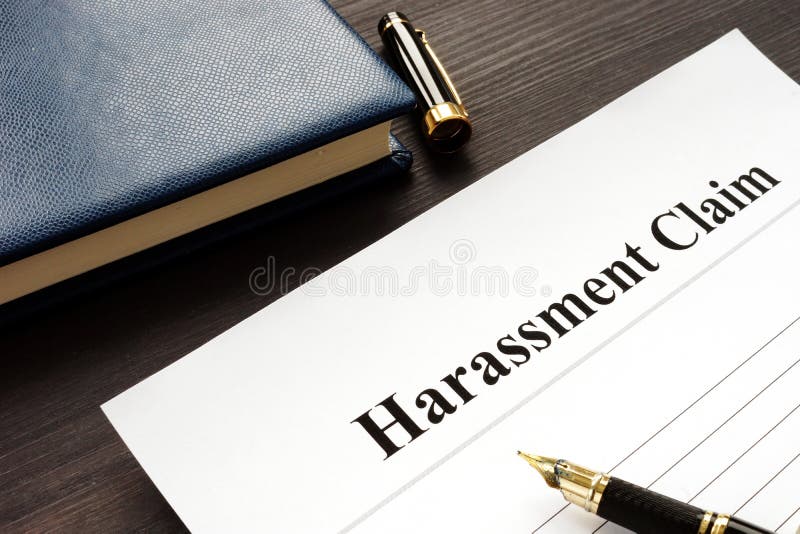 Reclamo e penna di molestie su uno scrittorio fotografia stock libera da diritti Reclamo e penna di molestie su uno scrittorio fotografia stock libera da diritti