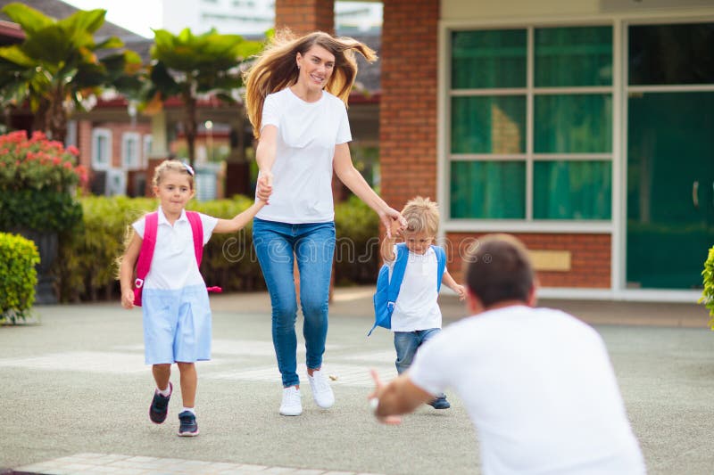 Recogida escolar. madre e hijos después de la escuela imágenes de archivo libres de regalías