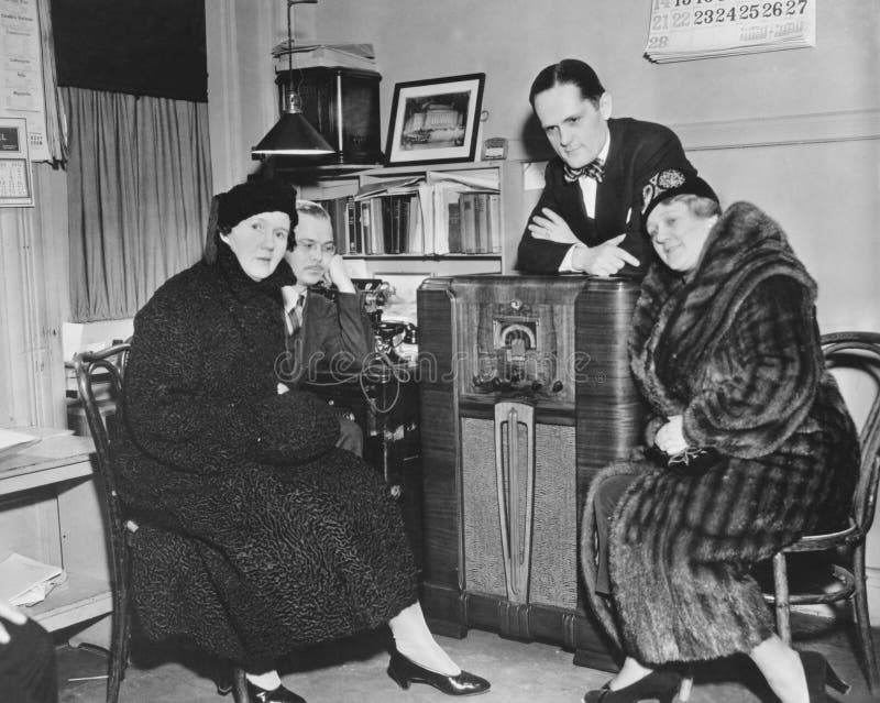 Recolectado alrededor de la radio (todas las personas representadas no son vivas más largo y ningún estado existe Garantías del p imágenes de archivo libres de regalías Recolectado alrededor de la radio (todas las personas representadas no son vivas más largo y ningún estado existe Garantías del p imágenes de archivo libres de regalías