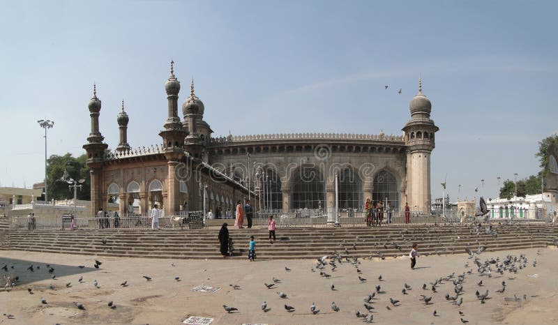 Recolhimento dos muçulmanos fora da mesquita da Meca fotografia de stock Recolhimento dos muçulmanos fora da mesquita da Meca fotografia de stock