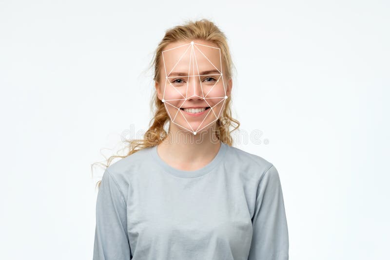Reconhecimento de cara no conceito moderno da tecnologia Retrato da menina loura feliz fotos de stock Reconhecimento de cara no conceito moderno da tecnologia Retrato da menina loura feliz fotos de stock