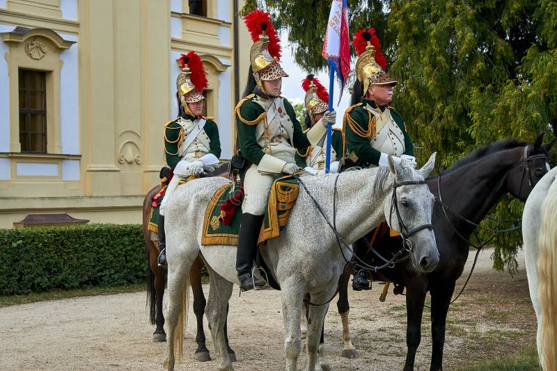 Reconstitution historique de château de Slavkov-Austerlitz Cortège des cavaliers dans l'uniforme historique de la période de Napo photos libres de droits Reconstitution historique de château de Slavkov-Austerlitz Cortège des cavaliers dans l'uniforme historique de la période de Napo photos libres de droits