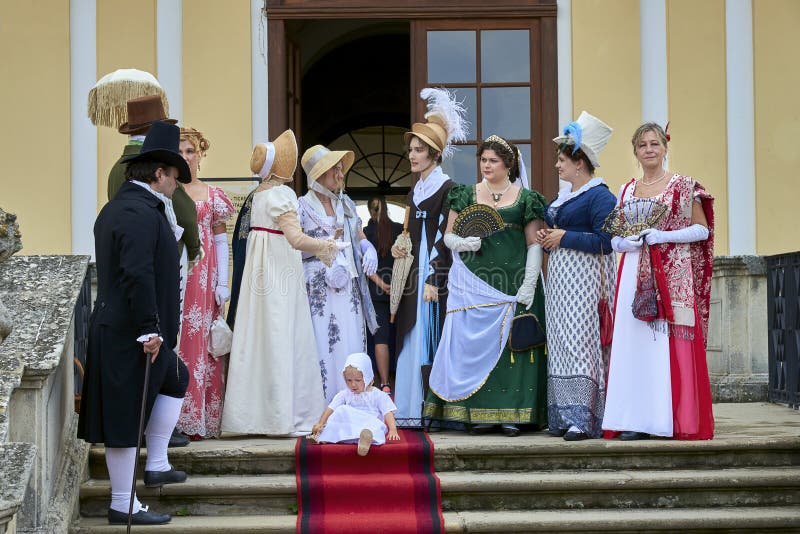 Reconstitution historique de château de Slavkov-Austerlitz Mesdames et messieurs dans des costumes historiques rencontrent Napole photos libres de droits Reconstitution historique de château de Slavkov-Austerlitz Mesdames et messieurs dans des costumes historiques rencontrent Napole photos libres de droits