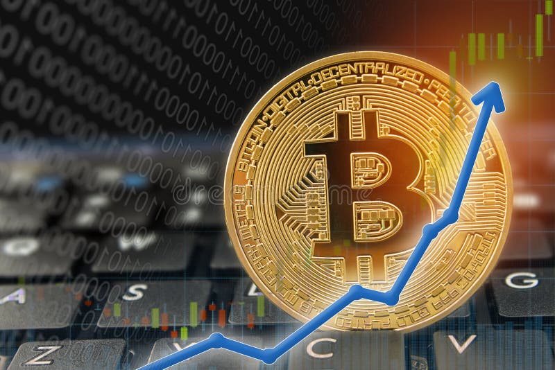 Recordul de preț al săgeții în creștere pentru moneda bitcoin în care se ridică săgeata pe calculatorul de la tastatură cu bitcoin stock photography
