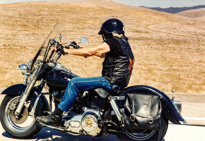 Recorrido en motocicleta por una carretera desierta fotografía de archivo libre de regalías