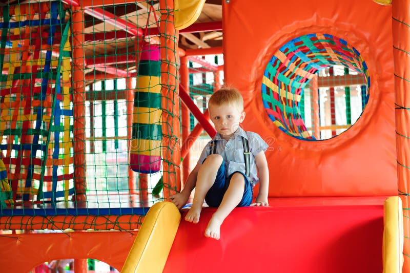 Bolas coloridas em um campo de jogo interno infantil