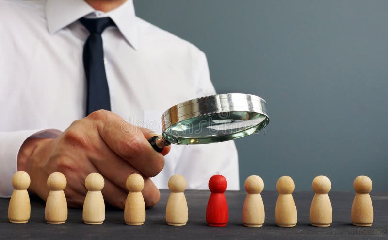 Recruiter die door vergrootglas op kandidaten kijken Het huren en het aanwerven stock afbeeldingen Recruiter die door vergrootglas op kandidaten kijken Het huren en het aanwerven stock afbeeldingen