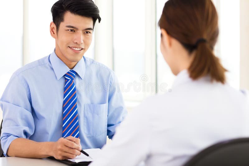 Recruta que verifica o candidato durante a entrevista de trabalho imagens de stock royalty free Recruta que verifica o candidato durante a entrevista de trabalho imagens de stock royalty free