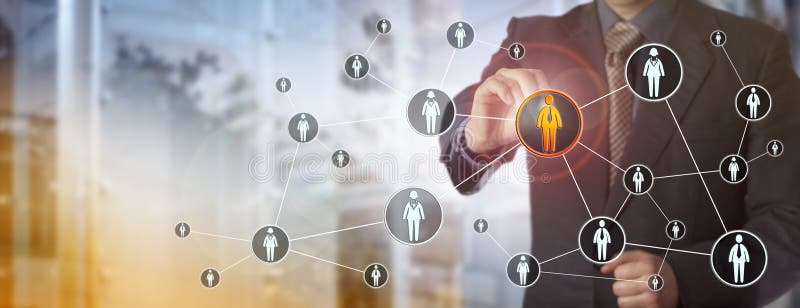 Recruteur localisant le candidat masculin dans le réseau photographie stock libre de droits Recruteur localisant le candidat masculin dans le réseau photographie stock libre de droits