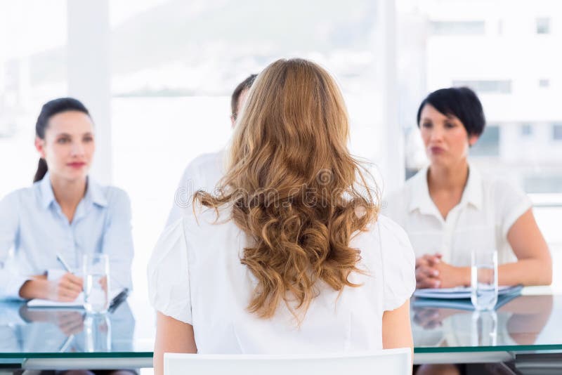 Recrutorii care verifică candidatul în timpul interviului pentru angajare royalty free stock photos